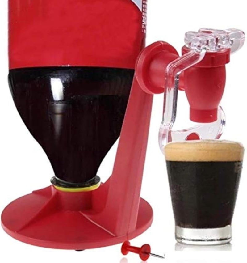 موزع مشروبات غازية مبتكر على شكل زجاجة كوكاكولا مقلوبة، مثالي للحفلات والمناسبات المنزلية.